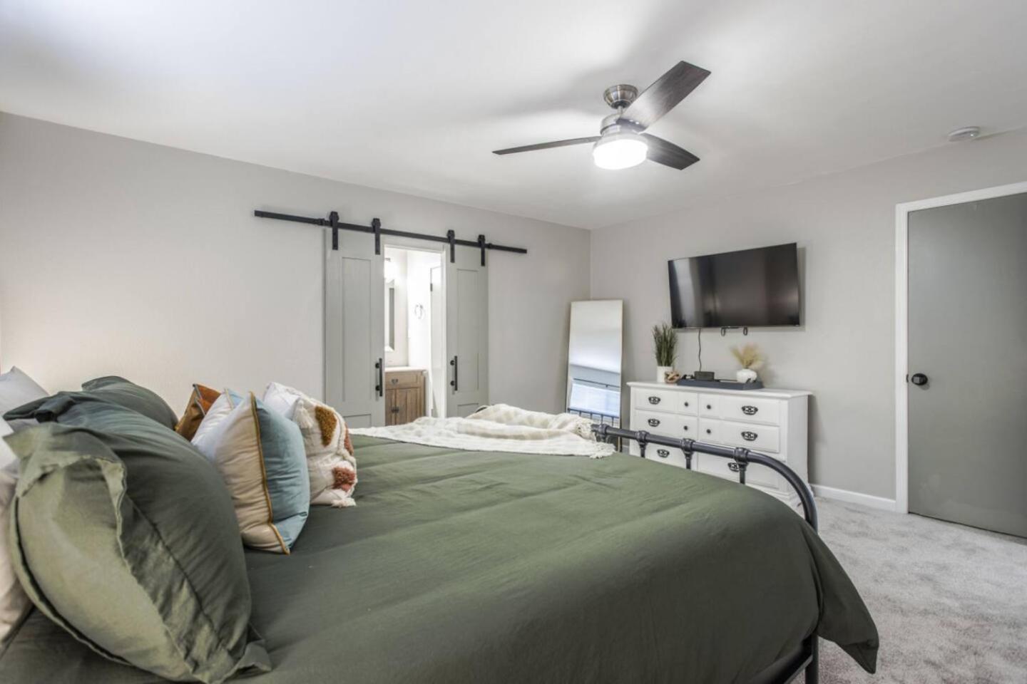 New Hummingbird Haven - Nw Okc, Billiards, Firepit Villa Oklahoma City Eksteriør bilde